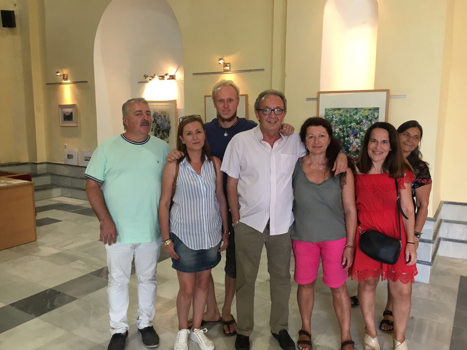 La pintora Ana Sánchez, acompañada del concejal de Cultura, Jacinto Gil y los delegados, Pilar Lobato, Nieves Sánchez y Salvador Díaz, junto a otros invitados a la apertura.