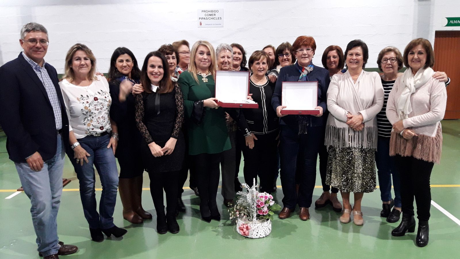 Marisa González Salas y María del Carmen Zarzuela Blanco junto a autoridades, familiares y amigas.