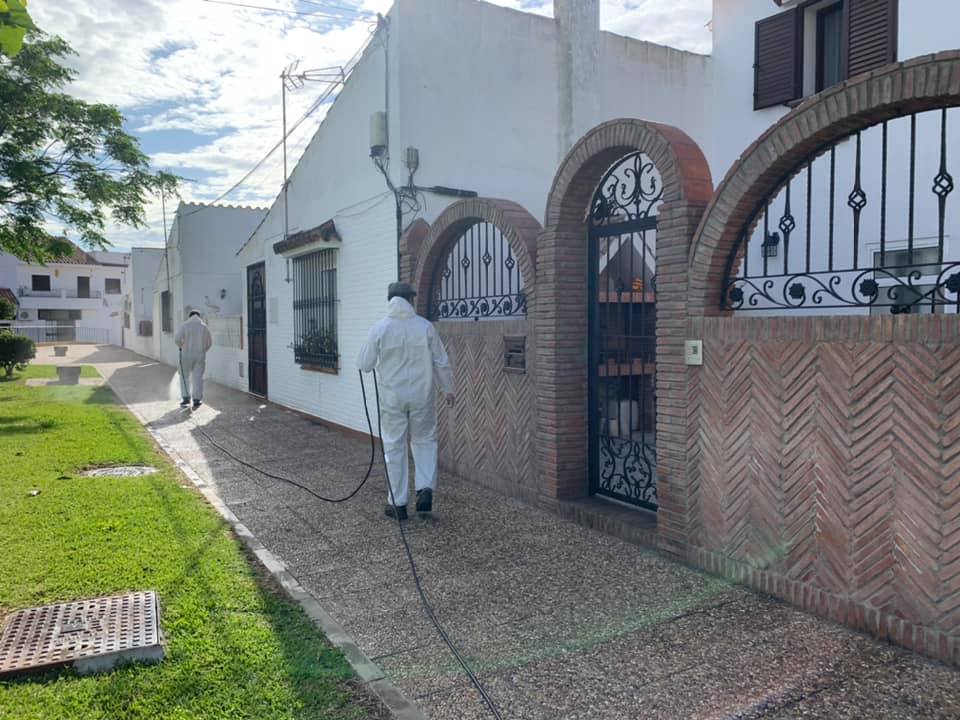 17 Mayo 2020 Agricultores Desinfectan Las Calles De Castellar De La Frontera 1