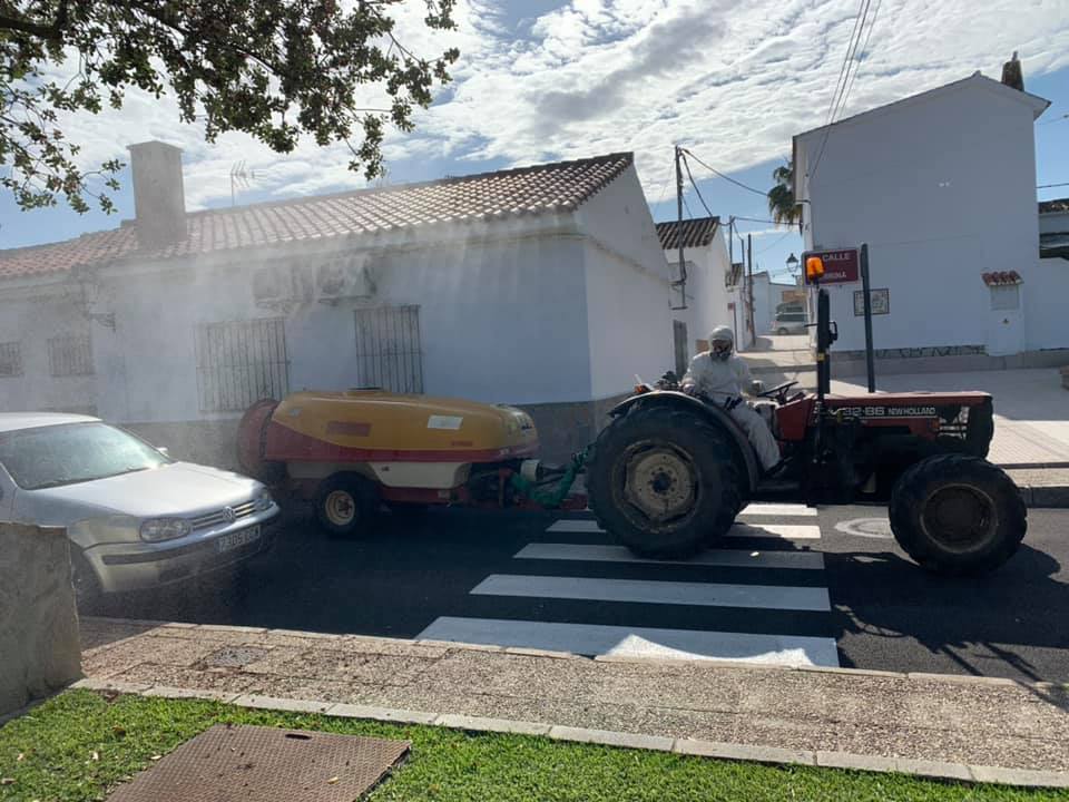 17 Mayo 2020 Agricultores Desinfectan Las Calles De Castellar De La Frontera 10