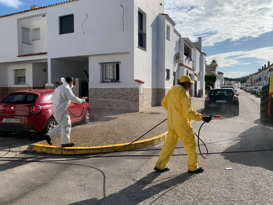 17 Mayo 2020 Agricultores Desinfectan Las Calles De Castellar De La Frontera 12