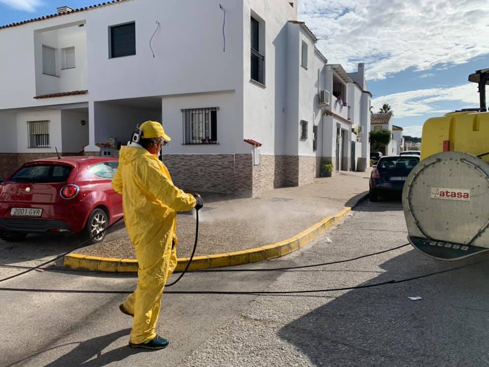 17 Mayo 2020 Agricultores Desinfectan Las Calles De Castellar De La Frontera 2