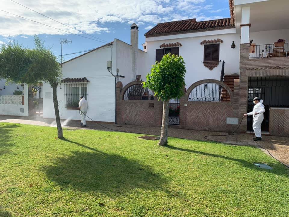 17 Mayo 2020 Agricultores Desinfectan Las Calles De Castellar De La Frontera 8
