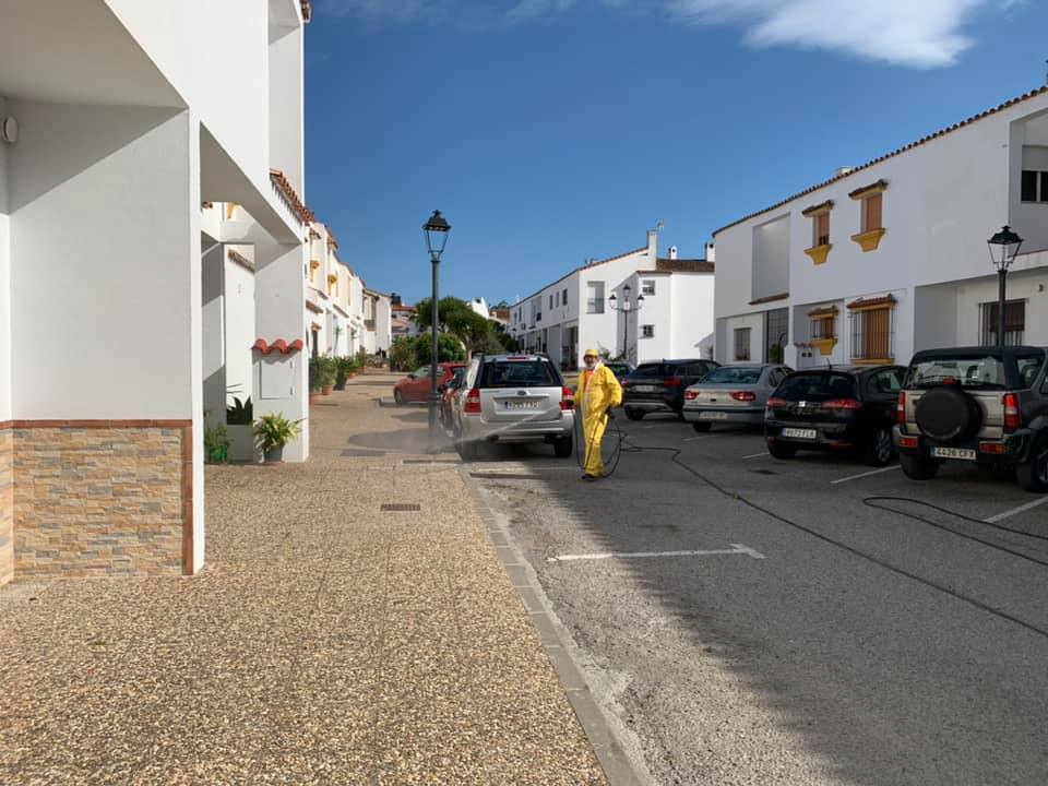 17 Mayo 2020 Agricultores Desinfectan Las Calles De Castellar De La Frontera 9