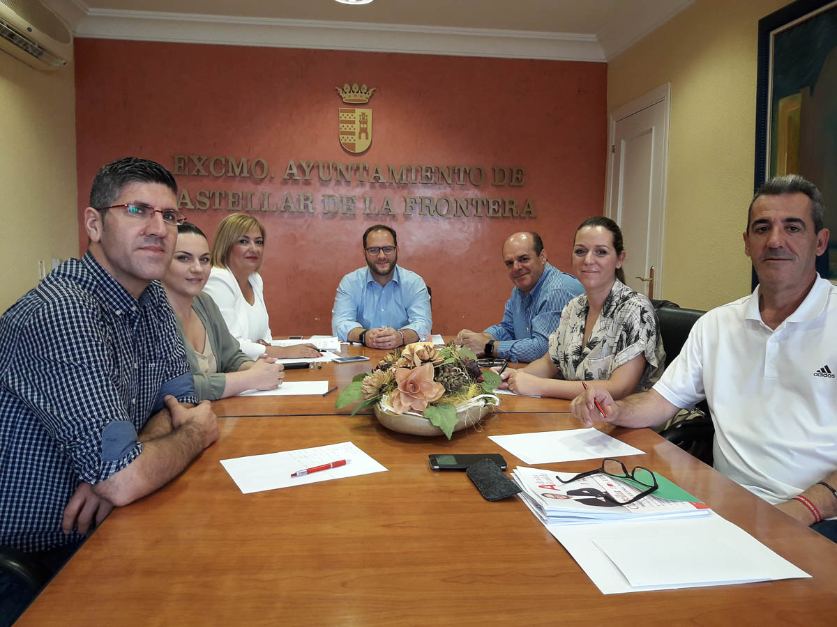 El alcalde de Castellar, Adrián Vaca, distribuye las competencias de su equipo de Gobierno.
