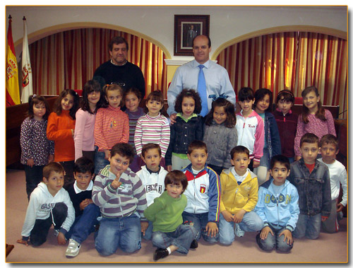 El alcalde, junto a una clase de primaria
