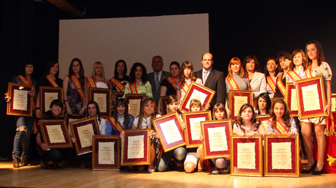 Las reinas infantiles posan con el alcalde al finalizar el acto