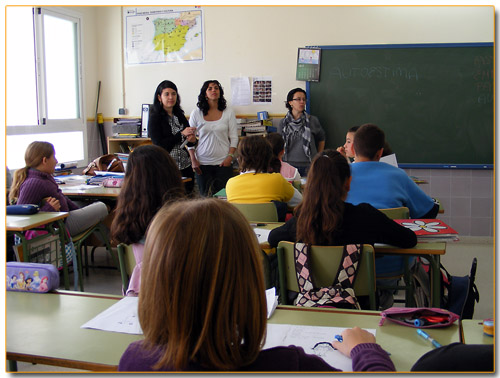 Alumnos de sexto atienden a las monitoras del Taller en el centro educativo castellarense
