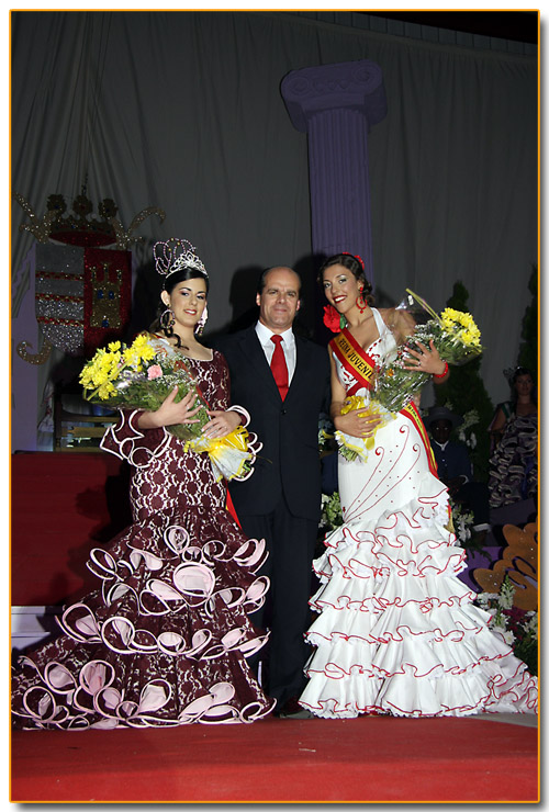 Las reinas juveniles junto al alcalde