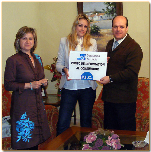el alcalde recibe la placa distintiva PIC