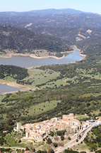 el pueblo medieval fortificado, a vista de pájaro