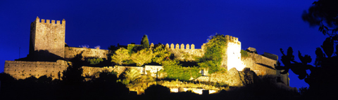 bella imagen de la fortaleza medieval nocturna