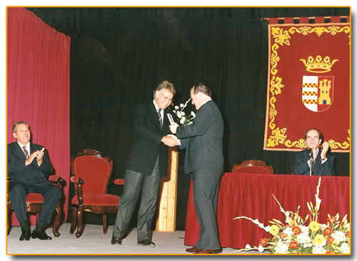 El alcalde de Castellar, Francisco Vaca, entrega la medalla de Hijo Adoptivo al expresidente del Gobierno, Felipe González, en el cine municipal de Castellar, ante la presencia del Presidente de la Junta de Andalucía, Manuel Chaves. Año 1999.