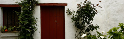 puerta típica de casa en el interior del castillo