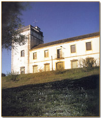 La Torre Almoraima, a pesar de su aspecto, esconde el edificio más antiguo del municipio